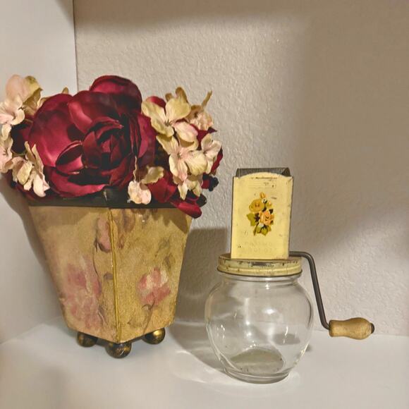 Vintage Nut Grinder Chopper with Glass Jar & Hand Crank Floral Top - Picture 4 of 8